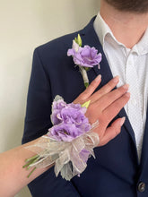 Load image into Gallery viewer, Lisanthus Boutonniere